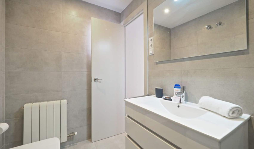Bathroom 3, BarcelonaForRent Urban Town Suites, Barcelona