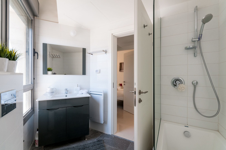 Bathroom 4, Best Location New Apt Full Amenities