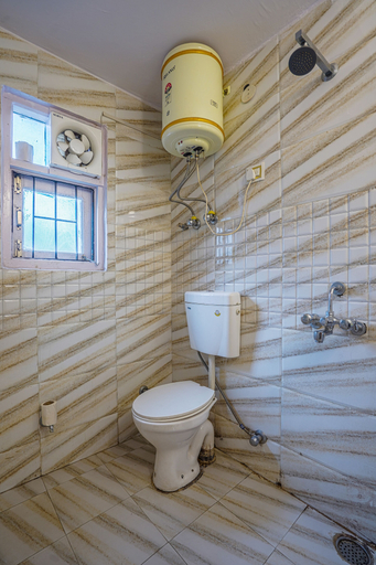 Bathroom 3, Shimla Woods 2BHK by Dumnu Homes, Shimla