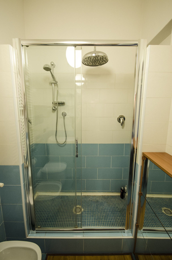 Bathroom shower, Minzoni Apartment, Bologna