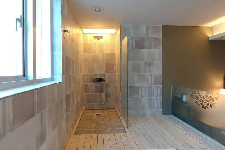 Bathroom 3, Best In City Hotel, Dong