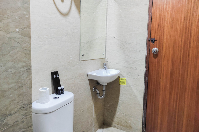 Bathroom 3, Luxurious 2Br At Vida View Makassar Apartment, Makassar