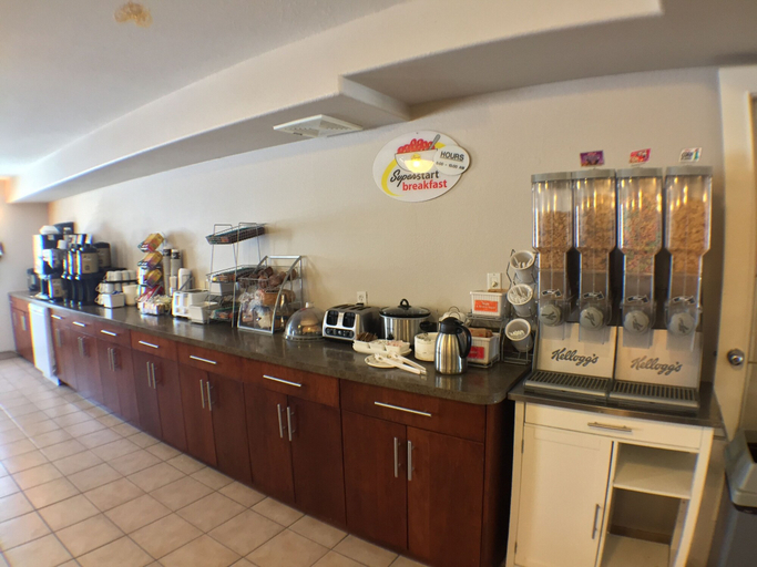 Food & Drinks 5, Super 8 by Wyndham Fort Frances, Rainy River