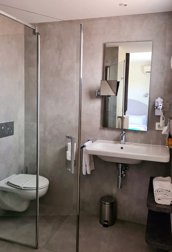Bathroom 5, Juan Beach, Alpes-Maritimes