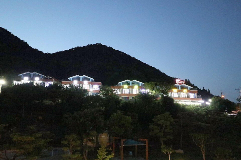 Exterior & Views 2, Blue Road Town Pension-Crystal, Yeongdeok