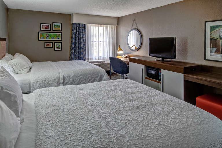 Bedroom 3, Hampton Inn Tullahoma, Coffee