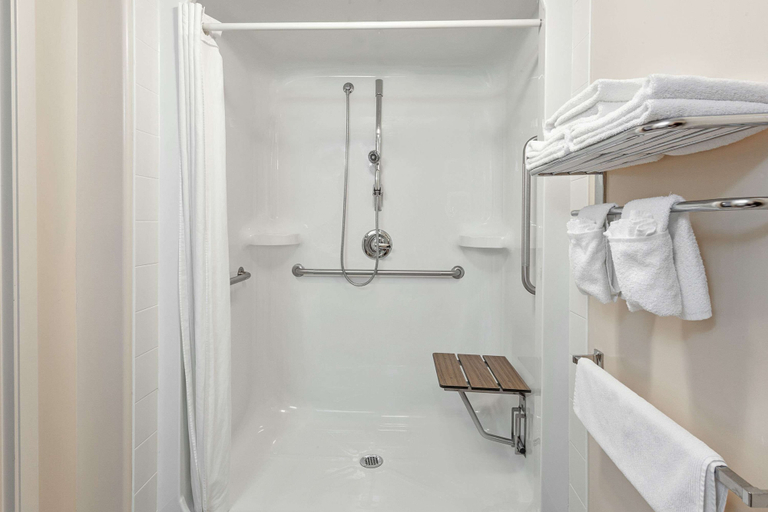 Bathroom 4, Super 8 by Wyndham Caraquet, Gloucester