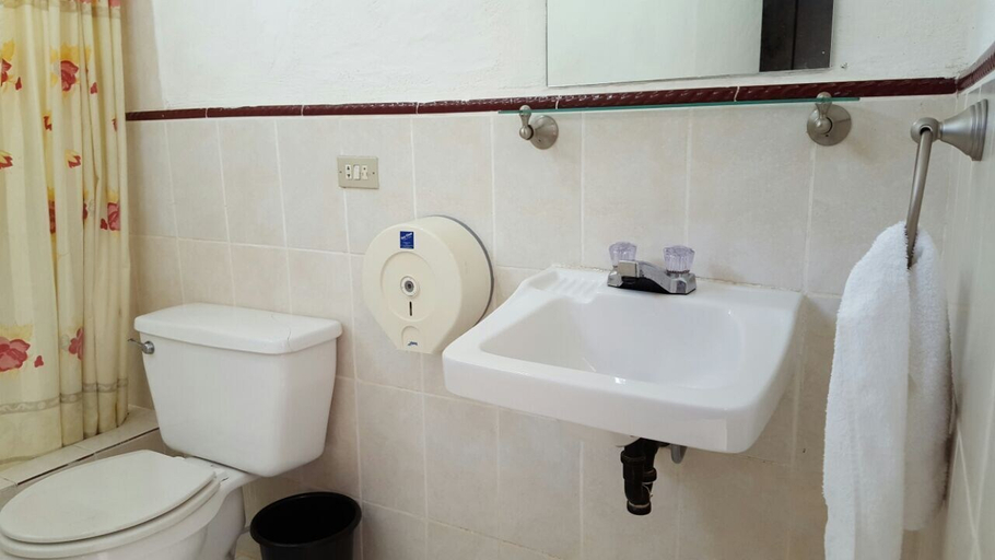 Bathroom, Hotel Posada Montaña del Quetzal, Salamá