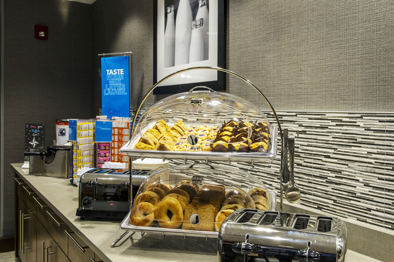 Food & Drinks 5, Hampton Inn & Suites Foxborough/Mansfield, Foxborough