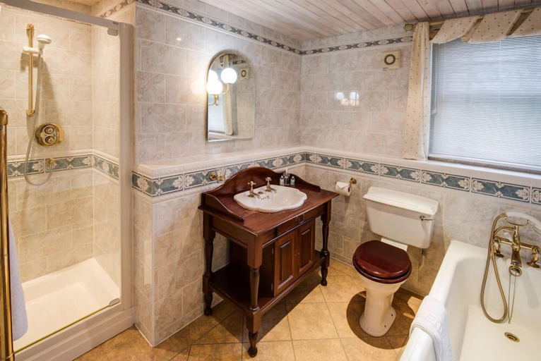 Bathroom 3, The Wheatsheaf at Swinton, Scottish Borders