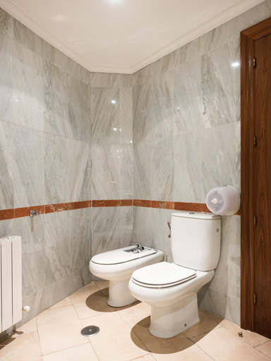 Bathroom 5, Emperatriz III, Salamanca