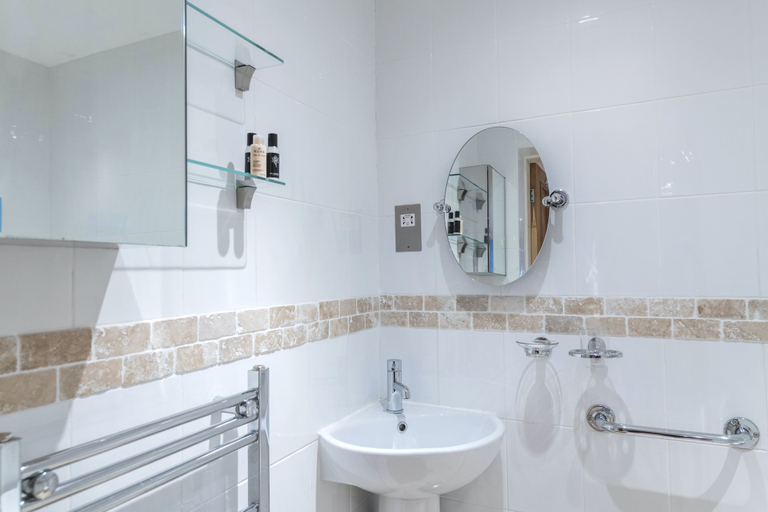 Bathroom 3, Cottage - Sleeps 5 - Hot Tub - Garden - Parking, Lancashire