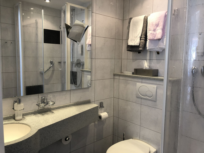 Bathroom 5, Landgasthaus Zur Linde, Northeim