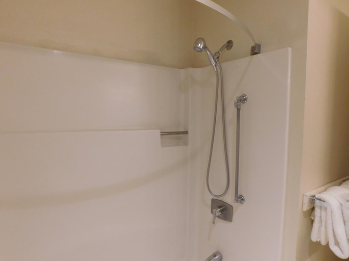 Bathroom 4, Pacific Gardens Inn, Monterey