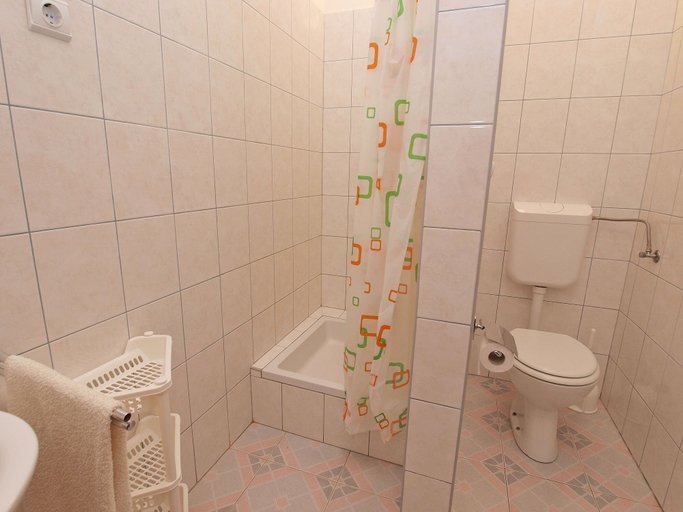 Bathroom 3, Apartment 894, Medulin