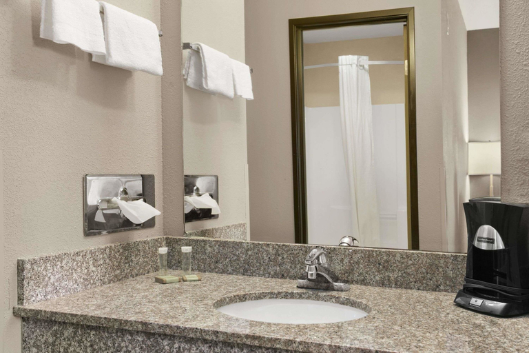 Bathroom 4, Super 8 by Wyndham Strafford/Springfield Area, Greene