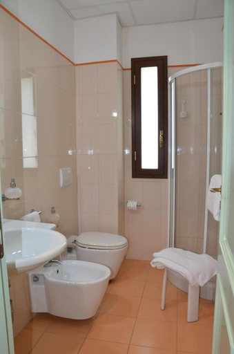 Bathroom 4, Hotel Kalos, Messina