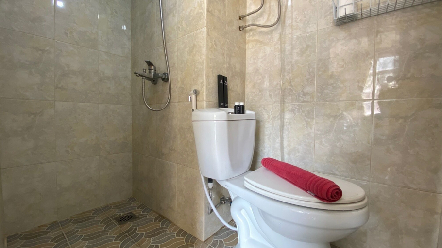 Bathroom 3, Lower Floor And Simply Modern 2Br Apartment At The Jarrdin Cihampelas, Bandung