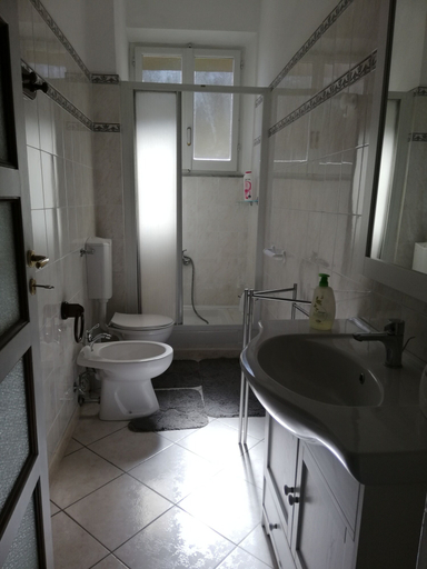 Bathroom 5, Là Mì Cà, La Spezia