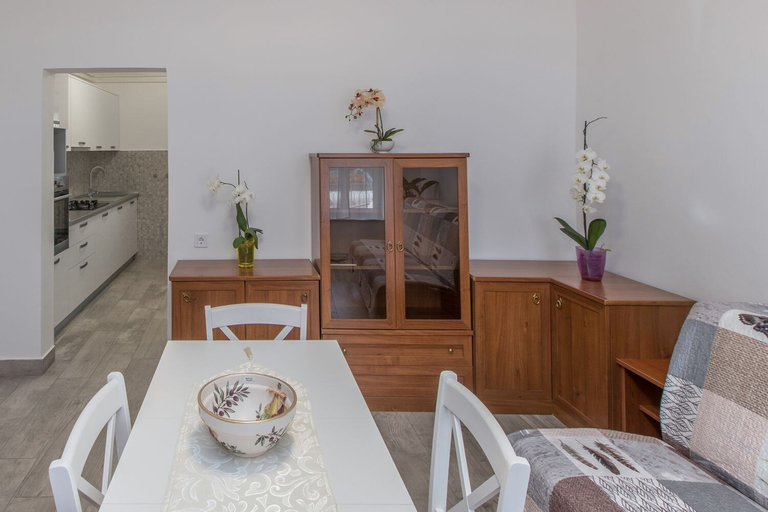 Others 4, Apartment 1709, Umag