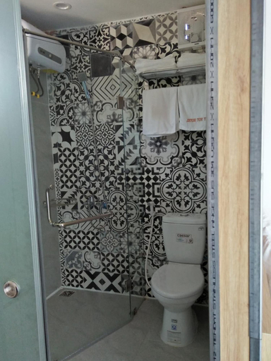 Bathroom 4, Why Not Hostel, Đồng Hới