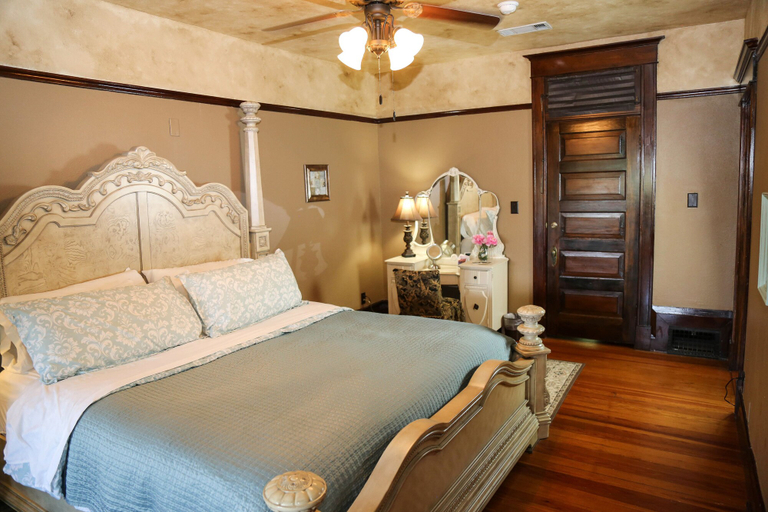 Bedroom 3, Iron Horse Inn, Hood