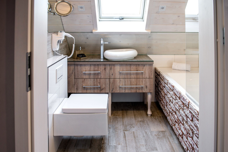 Bathroom 3, Silverton, Tatra