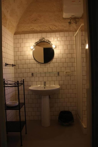 Bathroom 4, Masseria Maccarone, Brindisi