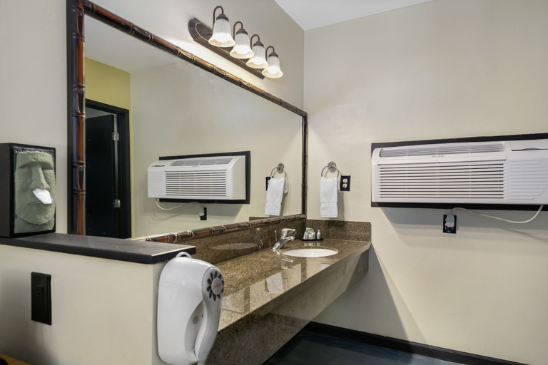 Bathroom 4, Caliente Tropics Hotel, Riverside