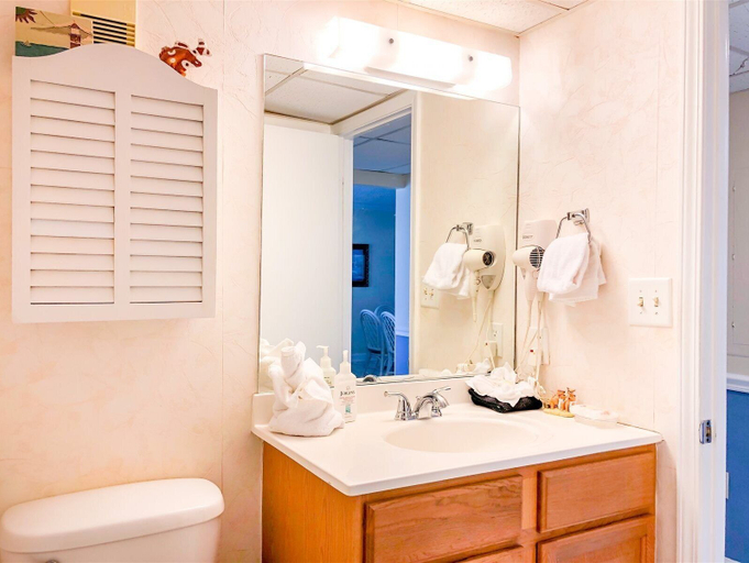 Bathroom 3, Moondrifter 502, Bay