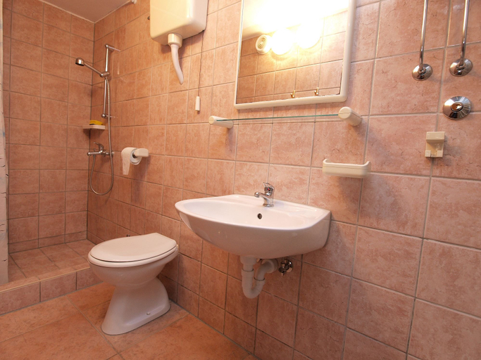 Bathroom 3, Apartment 845, Medulin