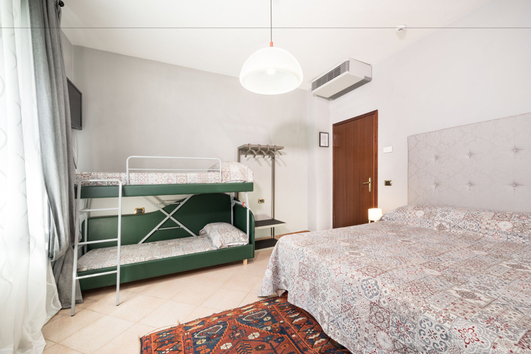 Bedroom 3, Hotel Bernardino, Lucca