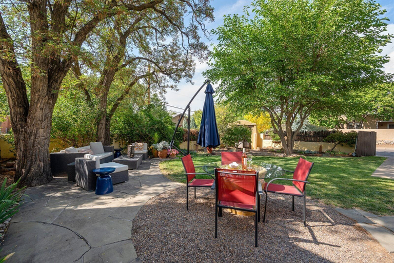 Food & Drinks, Casita de las Aves - Unbeatable Location, Spacious Yard, Santa Fe