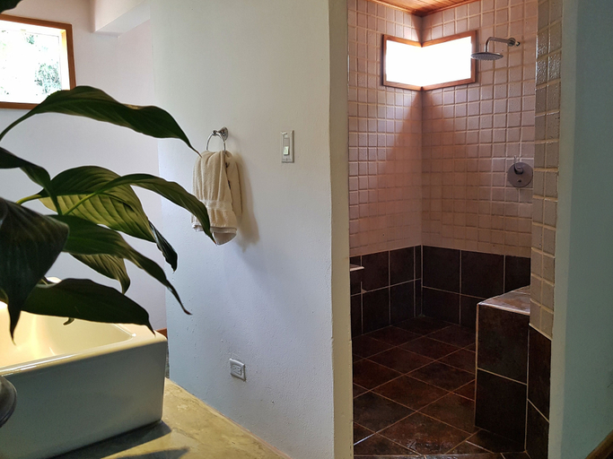 Bathroom, Cora's Reef, Santa Cruz