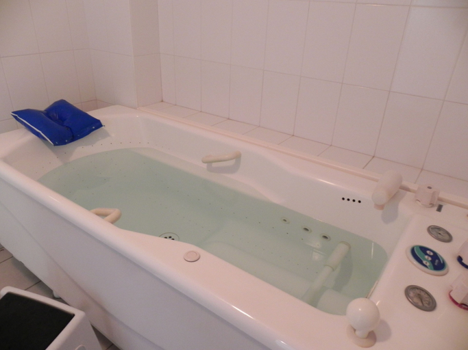 Bathroom 4, ibis Sète Balaruc les Bains Bien-être et Spa Hotel, Hérault
