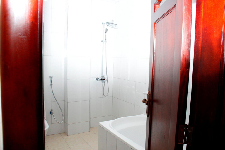 Bathroom 3, Kenlon Hotel, Kampala