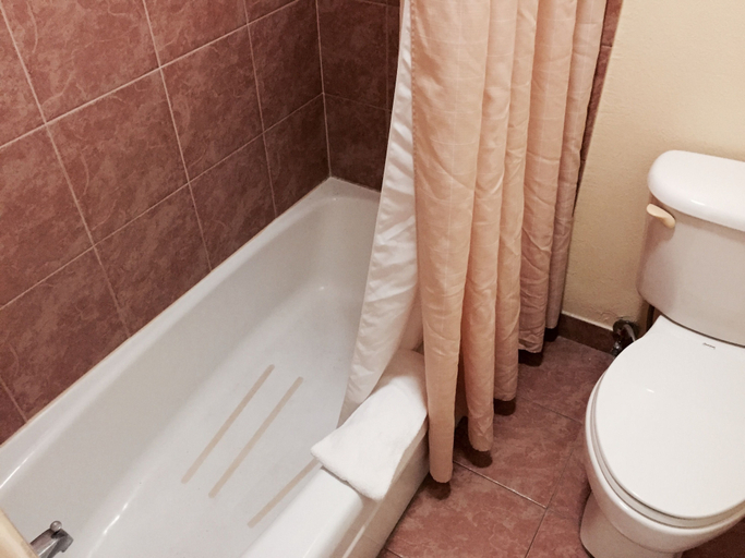 Bathroom 4, La Bella Inn, Lake