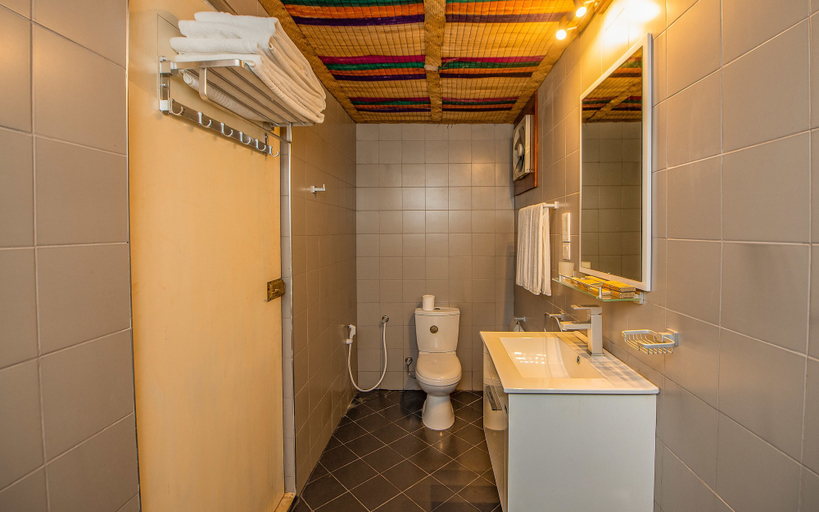 Bathroom 4, Clive Garden, Panadura