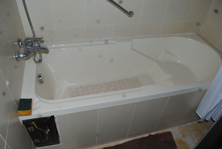 Bathroom 3, Madison Executive Guesthouse, Accra