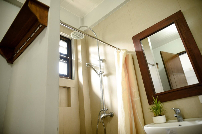 Bathroom 4, Tampay sa Sinagtala, Orani