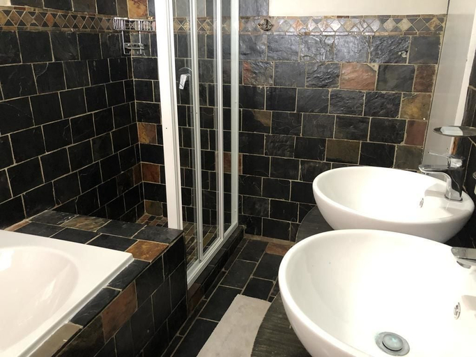 Bathroom 3, Spendpenny Guest Farm, Bojanala