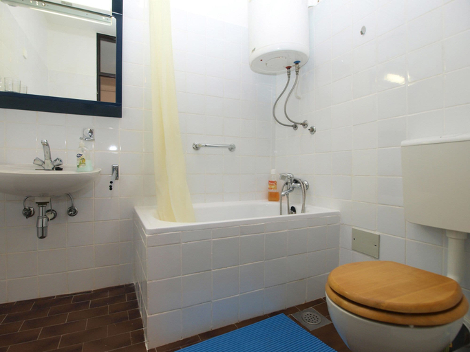 Bathroom 3, Apartment 1738, Pula