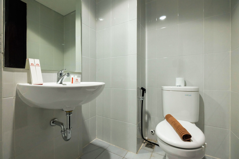 Bathroom 4, Graceful & Luxury 1BR Casa De Parco Apartment, Tangerang