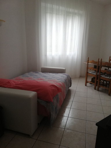 Bedroom 3, Là Mì Cà, La Spezia