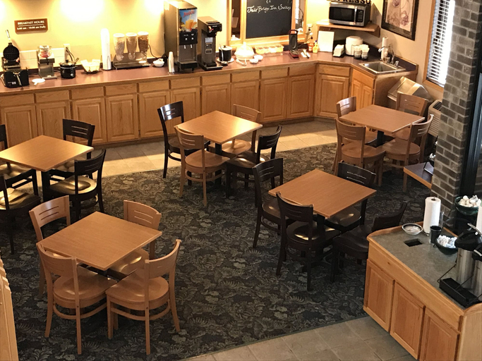 Food & Drinks 5, FairBridge Inn & Suites in Thorp, WI, Clark