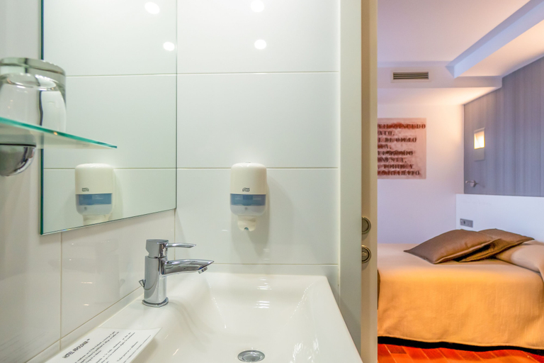 Bathroom 3, Hotel Apolonia, Soria