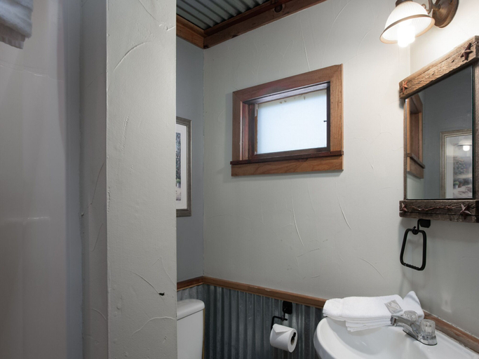 Bathroom 4, Mechem Dr Apache Village & Cabins by VTrips, Lincoln