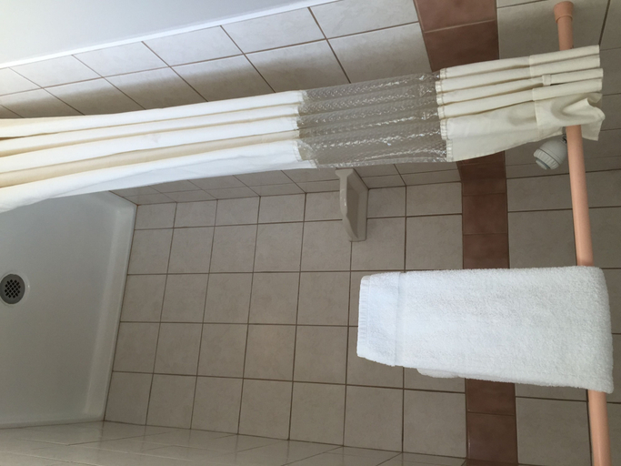 Bathroom 3, Travel Inn, Shasta