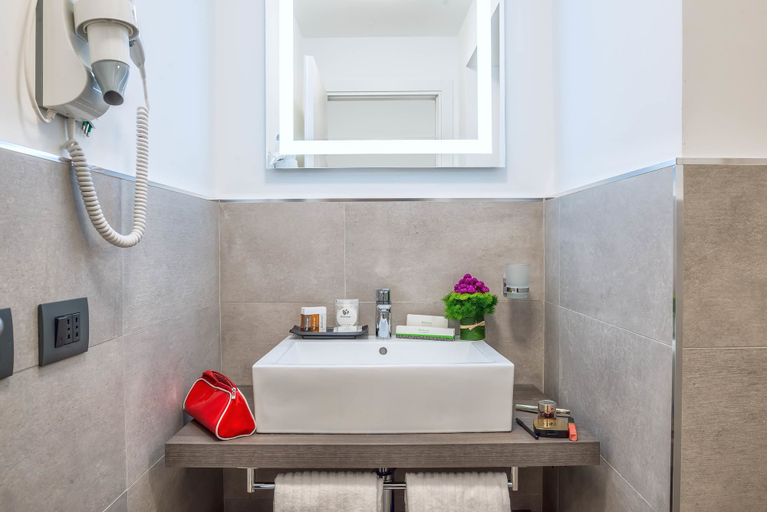 Bathroom 5, Navona Essence Hotel, Rome