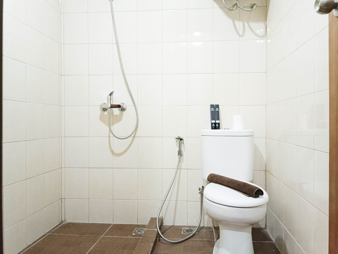 Bathroom 5, Spacious and Comfortable 3BR Vida View Makassar Apartment By Travelio, Makassar